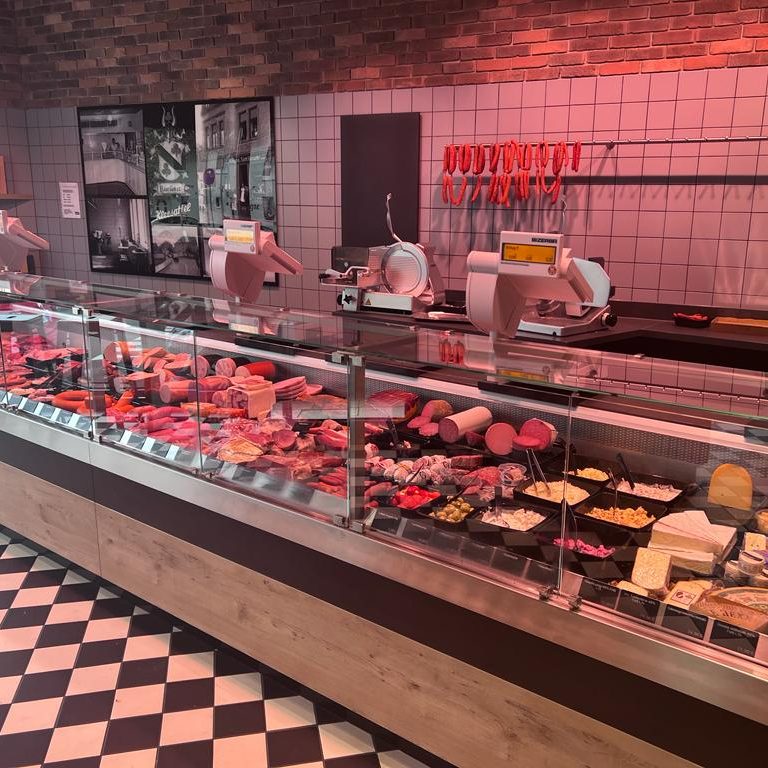 Fleisch- und Wurstwaren in der Metzgerei Kleesattel in Wesseling